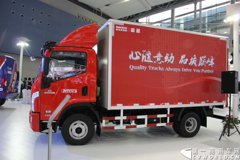 11月21日，为期10天的第十一届广州国际车展在热烈的氛围中拉开帷幕。本次车展以“引领方向 驾驭未来”为主题，来自全球各地的著名汽车厂商纷纷借此机会推出旗下新品，国内知名商用车制造企业南京依维柯双拳出击，重磅推出两款新品依维柯“Power daily2014”（“新宝迪2014”）和“跃进上骏X300”，成为商用车阵营中的一大亮点。图为南京依维柯“超越”高端轻卡。