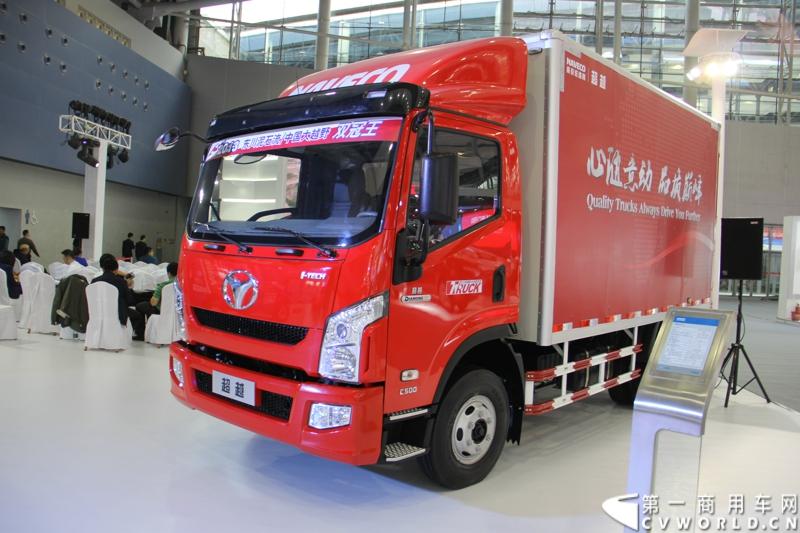 11月21日，为期10天的第十一届广州国际车展在热烈的氛围中拉开帷幕。本次车展以“引领方向 驾驭未来”为主题，来自全球各地的著名汽车厂商纷纷借此机会推出旗下新品，国内知名商用车制造企业南京依维柯双拳出击，重磅推出两款新品依维柯“Power daily2014”（“新宝迪2014”）和“跃进上骏X300”，成为商用车阵营中的一大亮点。图为南京依维柯“超越”高端轻卡。