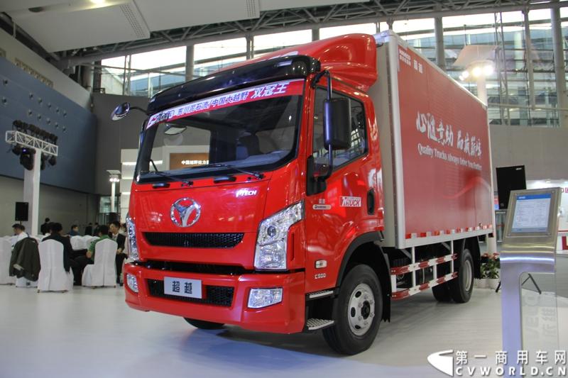 11月21日，为期10天的第十一届广州国际车展在热烈的氛围中拉开帷幕。本次车展以“引领方向 驾驭未来”为主题，来自全球各地的著名汽车厂商纷纷借此机会推出旗下新品，国内知名商用车制造企业南京依维柯双拳出击，重磅推出两款新品依维柯“Power daily2014”（“新宝迪2014”）和“跃进上骏X300”，成为商用车阵营中的一大亮点。图为南京依维柯“超越”高端轻卡。