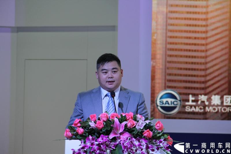 11月21日，为期10天的第十一届广州国际车展在热烈的氛围中拉开帷幕。本次车展以“引领方向 驾驭未来”为主题，来自全球各地的著名汽车厂商纷纷借此机会推出旗下新品，国内知名商用车制造企业南京依维柯双拳出击，重磅推出两款新品依维柯“Power daily2014”（“新宝迪2014”）和“跃进上骏X300”，成为商用车阵营中的一大亮点。图为南京依维柯销售公司总经理助理、跃进品牌销售事业部总监杨培强致辞