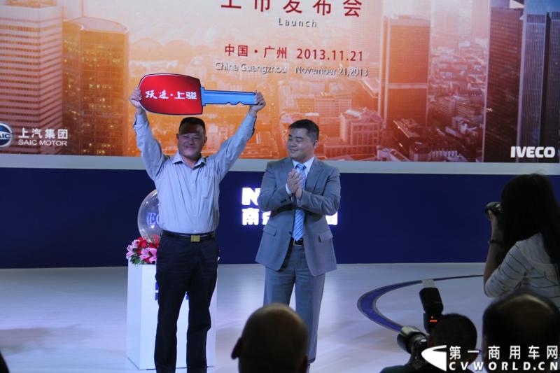 11月21日，为期10天的第十一届广州国际车展在热烈的氛围中拉开帷幕。本次车展以“引领方向 驾驭未来”为主题，来自全球各地的著名汽车厂商纷纷借此机会推出旗下新品，国内知名商用车制造企业南京依维柯双拳出击，重磅推出两款新品依维柯“Power daily2014”（“新宝迪2014”）和“跃进上骏X300”，成为商用车阵营中的一大亮点。图为南京依维柯跃进品牌销售事业部总监杨培强向“跃进上骏X300”首