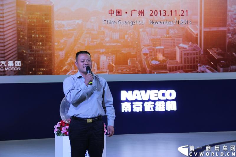 11月21日，为期10天的第十一届广州国际车展在热烈的氛围中拉开帷幕。本次车展以“引领方向 驾驭未来”为主题，来自全球各地的著名汽车厂商纷纷借此机会推出旗下新品，国内知名商用车制造企业南京依维柯双拳出击，重磅推出两款新品依维柯“Power daily2014”（“新宝迪2014”）和“跃进上骏X300”，成为商用车阵营中的一大亮点。图为“跃进上骏X300”首位用户王长林讲述与跃进轻卡的不解之缘。