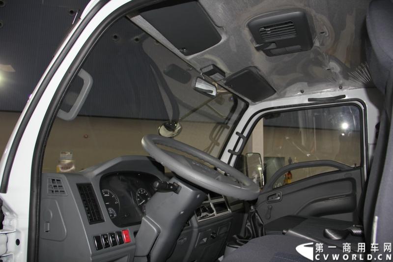 11月21日，为期10天的第十一届广州国际车展在热烈的氛围中拉开帷幕。本次车展以“引领方向 驾驭未来”为主题，来自全球各地的著名汽车厂商纷纷借此机会推出旗下新品，国内知名商用车制造企业南京依维柯双拳出击，重磅推出两款新品依维柯“Power daily2014”（“新宝迪2014”）和“跃进上骏X300”，成为商用车阵营中的一大亮点。图为“跃进上骏X300”中高端轻卡。