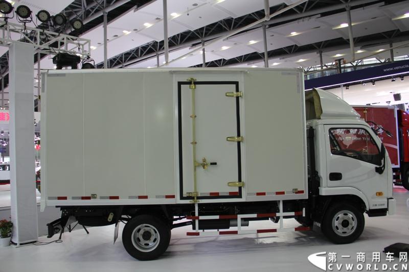 11月21日，为期10天的第十一届广州国际车展在热烈的氛围中拉开帷幕。本次车展以“引领方向 驾驭未来”为主题，来自全球各地的著名汽车厂商纷纷借此机会推出旗下新品，国内知名商用车制造企业南京依维柯双拳出击，重磅推出两款新品依维柯“Power daily2014”（“新宝迪2014”）和“跃进上骏X300”，成为商用车阵营中的一大亮点。图为“跃进上骏X300”中高端轻卡。