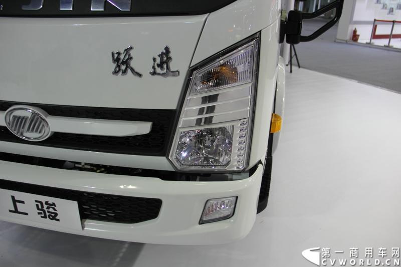 11月21日，为期10天的第十一届广州国际车展在热烈的氛围中拉开帷幕。本次车展以“引领方向 驾驭未来”为主题，来自全球各地的著名汽车厂商纷纷借此机会推出旗下新品，国内知名商用车制造企业南京依维柯双拳出击，重磅推出两款新品依维柯“Power daily2014”（“新宝迪2014”）和“跃进上骏X300”，成为商用车阵营中的一大亮点。图为“跃进上骏X300”中高端轻卡。