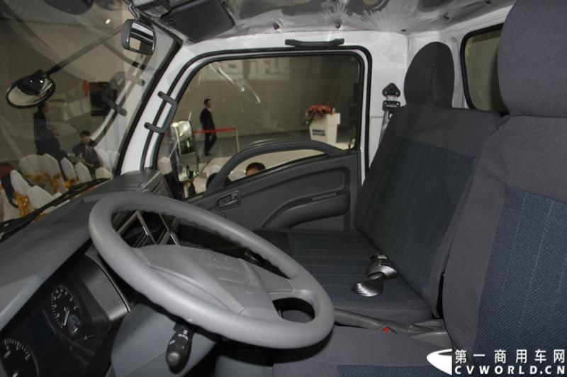 11月21日，为期10天的第十一届广州国际车展在热烈的氛围中拉开帷幕。本次车展以“引领方向 驾驭未来”为主题，来自全球各地的著名汽车厂商纷纷借此机会推出旗下新品，国内知名商用车制造企业南京依维柯双拳出击，重磅推出两款新品依维柯“Power daily2014”（“新宝迪2014”）和“跃进上骏X300”，成为商用车阵营中的一大亮点。图为“跃进上骏X300”中高端轻卡。