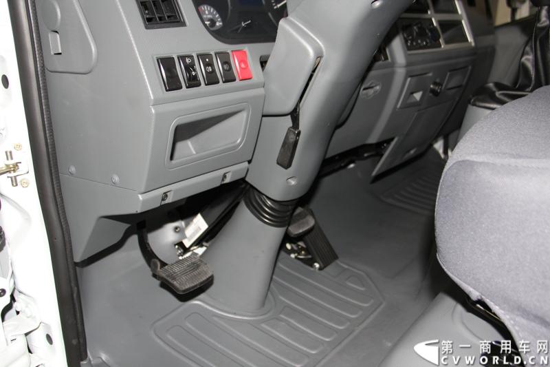 11月21日，为期10天的第十一届广州国际车展在热烈的氛围中拉开帷幕。本次车展以“引领方向 驾驭未来”为主题，来自全球各地的著名汽车厂商纷纷借此机会推出旗下新品，国内知名商用车制造企业南京依维柯双拳出击，重磅推出两款新品依维柯“Power daily2014”（“新宝迪2014”）和“跃进上骏X300”，成为商用车阵营中的一大亮点。图为“跃进上骏X300”中高端轻卡。