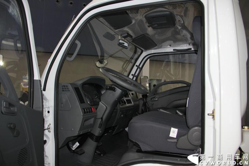 11月21日，为期10天的第十一届广州国际车展在热烈的氛围中拉开帷幕。本次车展以“引领方向 驾驭未来”为主题，来自全球各地的著名汽车厂商纷纷借此机会推出旗下新品，国内知名商用车制造企业南京依维柯双拳出击，重磅推出两款新品依维柯“Power daily2014”（“新宝迪2014”）和“跃进上骏X300”，成为商用车阵营中的一大亮点。图为“跃进上骏X300”中高端轻卡。