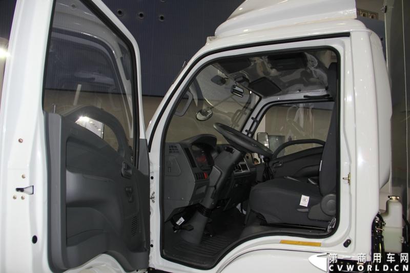 11月21日，为期10天的第十一届广州国际车展在热烈的氛围中拉开帷幕。本次车展以“引领方向 驾驭未来”为主题，来自全球各地的著名汽车厂商纷纷借此机会推出旗下新品，国内知名商用车制造企业南京依维柯双拳出击，重磅推出两款新品依维柯“Power daily2014”（“新宝迪2014”）和“跃进上骏X300”，成为商用车阵营中的一大亮点。图为“跃进上骏X300”中高端轻卡。