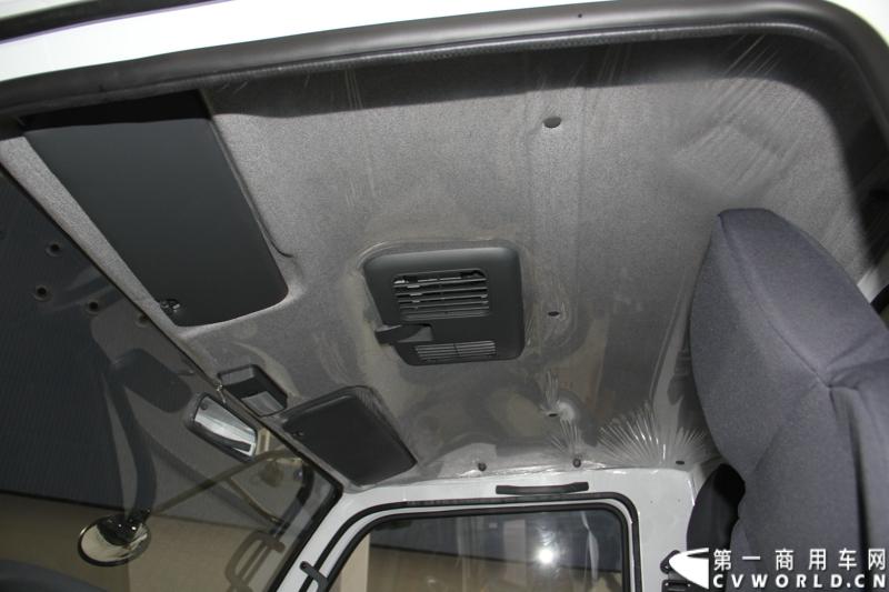 11月21日，为期10天的第十一届广州国际车展在热烈的氛围中拉开帷幕。本次车展以“引领方向 驾驭未来”为主题，来自全球各地的著名汽车厂商纷纷借此机会推出旗下新品，国内知名商用车制造企业南京依维柯双拳出击，重磅推出两款新品依维柯“Power daily2014”（“新宝迪2014”）和“跃进上骏X300”，成为商用车阵营中的一大亮点。图为“跃进上骏X300”中高端轻卡。