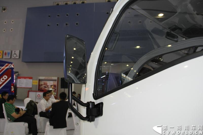 11月21日，为期10天的第十一届广州国际车展在热烈的氛围中拉开帷幕。本次车展以“引领方向 驾驭未来”为主题，来自全球各地的著名汽车厂商纷纷借此机会推出旗下新品，国内知名商用车制造企业南京依维柯双拳出击，重磅推出两款新品依维柯“Power daily2014”（“新宝迪2014”）和“跃进上骏X300”，成为商用车阵营中的一大亮点。图为“跃进上骏X300”中高端轻卡。