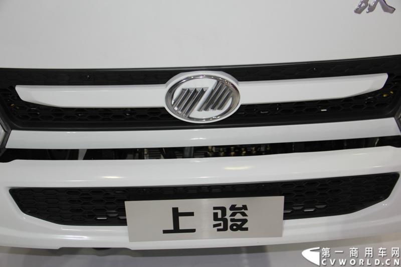 11月21日，为期10天的第十一届广州国际车展在热烈的氛围中拉开帷幕。本次车展以“引领方向 驾驭未来”为主题，来自全球各地的著名汽车厂商纷纷借此机会推出旗下新品，国内知名商用车制造企业南京依维柯双拳出击，重磅推出两款新品依维柯“Power daily2014”（“新宝迪2014”）和“跃进上骏X300”，成为商用车阵营中的一大亮点。图为“跃进上骏X300”中高端轻卡。
