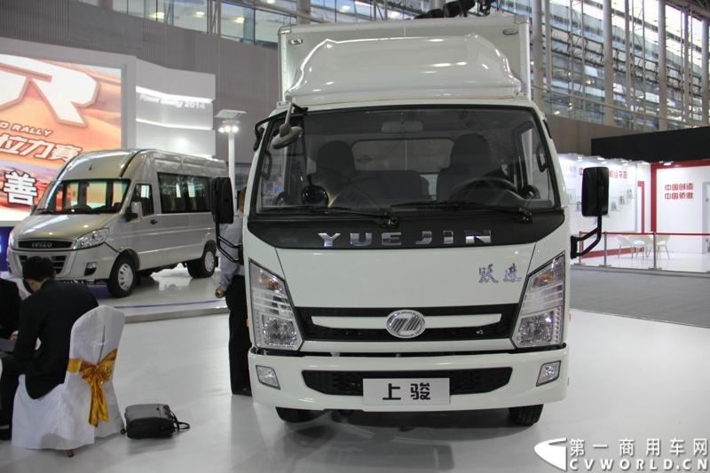 11月21日，为期10天的第十一届广州国际车展在热烈的氛围中拉开帷幕。本次车展以“引领方向 驾驭未来”为主题，来自全球各地的著名汽车厂商纷纷借此机会推出旗下新品，国内知名商用车制造企业南京依维柯双拳出击，重磅推出两款新品依维柯“Power daily2014”（“新宝迪2014”）和“跃进上骏X300”，成为商用车阵营中的一大亮点。图为“跃进上骏X300”中高端轻卡。