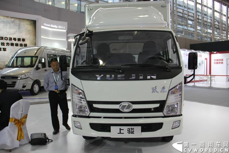 11月21日，为期10天的第十一届广州国际车展在热烈的氛围中拉开帷幕。本次车展以“引领方向 驾驭未来”为主题，来自全球各地的著名汽车厂商纷纷借此机会推出旗下新品，国内知名商用车制造企业南京依维柯双拳出击，重磅推出两款新品依维柯“Power daily2014”（“新宝迪2014”）和“跃进上骏X300”，成为商用车阵营中的一大亮点。图为“跃进上骏X300”中高端轻卡。