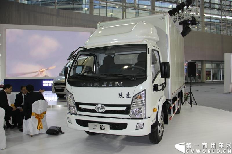 11月21日，为期10天的第十一届广州国际车展在热烈的氛围中拉开帷幕。本次车展以“引领方向 驾驭未来”为主题，来自全球各地的著名汽车厂商纷纷借此机会推出旗下新品，国内知名商用车制造企业南京依维柯双拳出击，重磅推出两款新品依维柯“Power daily2014”（“新宝迪2014”）和“跃进上骏X300”，成为商用车阵营中的一大亮点。图为“跃进上骏X300”中高端轻卡。