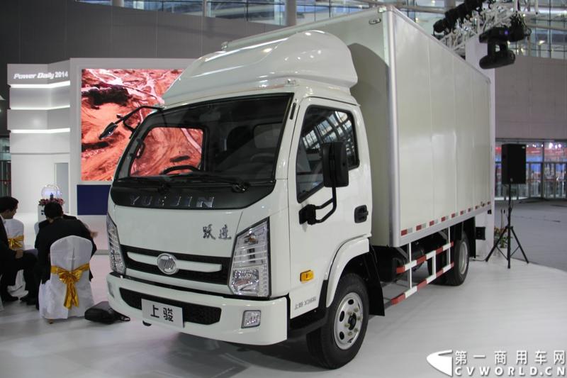 11月21日，为期10天的第十一届广州国际车展在热烈的氛围中拉开帷幕。本次车展以“引领方向 驾驭未来”为主题，来自全球各地的著名汽车厂商纷纷借此机会推出旗下新品，国内知名商用车制造企业南京依维柯双拳出击，重磅推出两款新品依维柯“Power daily2014”（“新宝迪2014”）和“跃进上骏X300”，成为商用车阵营中的一大亮点。图为“跃进上骏X300”中高端轻卡。