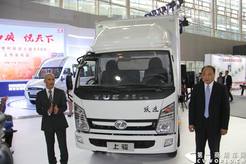 11月21日，为期10天的第十一届广州国际车展在热烈的氛围中拉开帷幕。本次车展以“引领方向 驾驭未来”为主题，来自全球各地的著名汽车厂商纷纷借此机会推出旗下新品，国内知名商用车制造企业南京依维柯双拳出击，重磅推出两款新品依维柯“Power daily2014”（“新宝迪2014”）和“跃进上骏X300”，成为商用车阵营中的一大亮点。图为