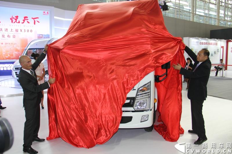11月21日，为期10天的第十一届广州国际车展在热烈的氛围中拉开帷幕。本次车展以“引领方向 驾驭未来”为主题，来自全球各地的著名汽车厂商纷纷借此机会推出旗下新品，国内知名商用车制造企业南京依维柯双拳出击，重磅推出两款新品依维柯“Power daily2014”（“新宝迪2014”）和“跃进上骏X300”，成为商用车阵营中的一大亮点。图为