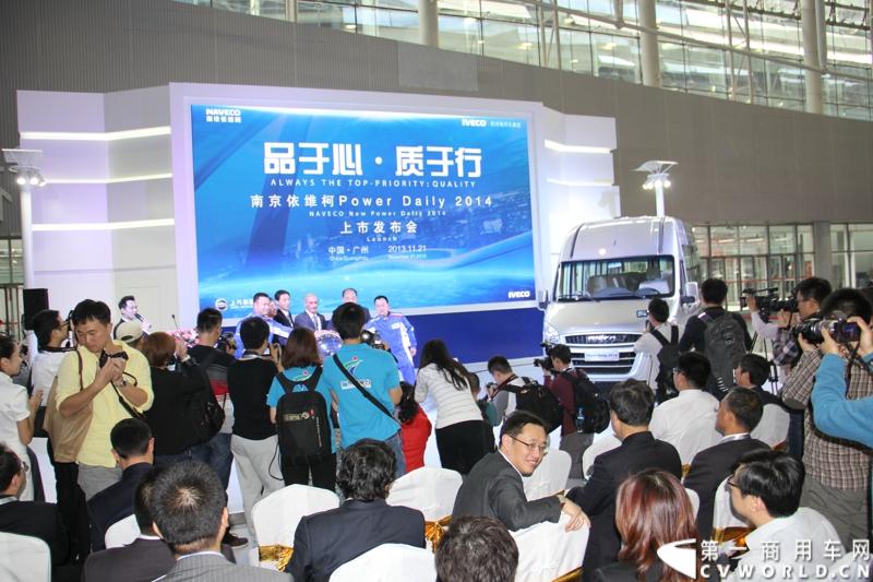 11月21日，为期10天的第十一届广州国际车展在热烈的氛围中拉开帷幕。本次车展以“引领方向 驾驭未来”为主题，来自全球各地的著名汽车厂商纷纷借此机会推出旗下新品，国内知名商用车制造企业南京依维柯双拳出击，重磅推出两款新品依维柯“Power daily2014”（“新宝迪2014”）和“跃进上骏X300”，成为商用车阵营中的一大亮点。图为新宝迪2014和跃进上骏X300新品上市发布会现场。