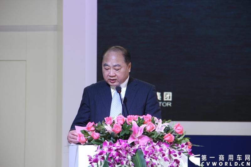 11月21日，为期10天的第十一届广州国际车展在热烈的氛围中拉开帷幕。本次车展以“引领方向 驾驭未来”为主题，来自全球各地的著名汽车厂商纷纷借此机会推出旗下新品，国内知名商用车制造企业南京依维柯双拳出击，重磅推出两款新品依维柯“Power daily2014”（“新宝迪2014”）和“跃进上骏X300”，成为商用车阵营中的一大亮点。图为上汽集团副总裁肖国普致辞。