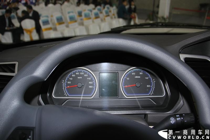 11月21日，为期10天的第十一届广州国际车展在热烈的氛围中拉开帷幕。本次车展以“引领方向 驾驭未来”为主题，来自全球各地的著名汽车厂商纷纷借此机会推出旗下新品，国内知名商用车制造企业南京依维柯双拳出击，重磅推出两款新品依维柯“Power daily2014”（“新宝迪2014”）和“跃进上骏X300”，成为商用车阵营中的一大亮点。图为依维柯“Power daily2014”新品发布。