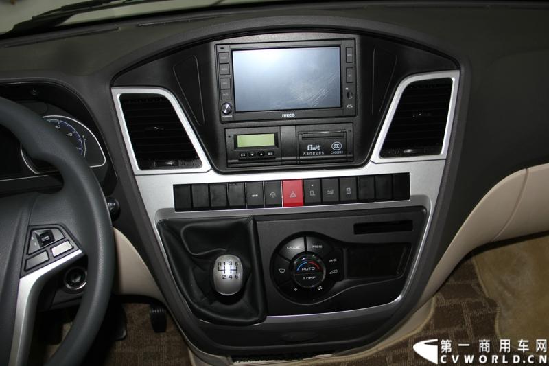 11月21日，为期10天的第十一届广州国际车展在热烈的氛围中拉开帷幕。本次车展以“引领方向 驾驭未来”为主题，来自全球各地的著名汽车厂商纷纷借此机会推出旗下新品，国内知名商用车制造企业南京依维柯双拳出击，重磅推出两款新品依维柯“Power daily2014”（“新宝迪2014”）和“跃进上骏X300”，成为商用车阵营中的一大亮点。图为依维柯“Power daily2014”新品发布。