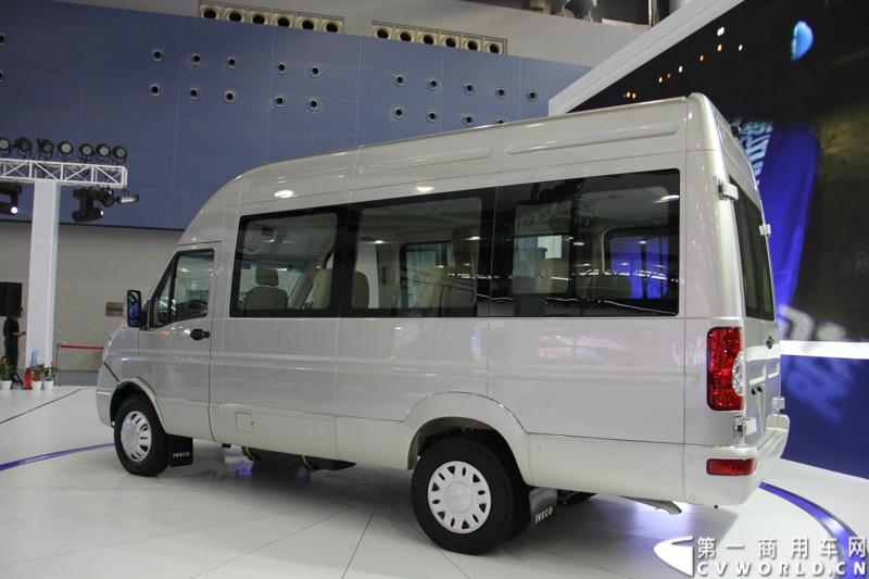 11月21日，为期10天的第十一届广州国际车展在热烈的氛围中拉开帷幕。本次车展以“引领方向 驾驭未来”为主题，来自全球各地的著名汽车厂商纷纷借此机会推出旗下新品，国内知名商用车制造企业南京依维柯双拳出击，重磅推出两款新品依维柯“Power daily2014”（“新宝迪2014”）和“跃进上骏X300”，成为商用车阵营中的一大亮点。图为依维柯“Power daily2014”新品发布。