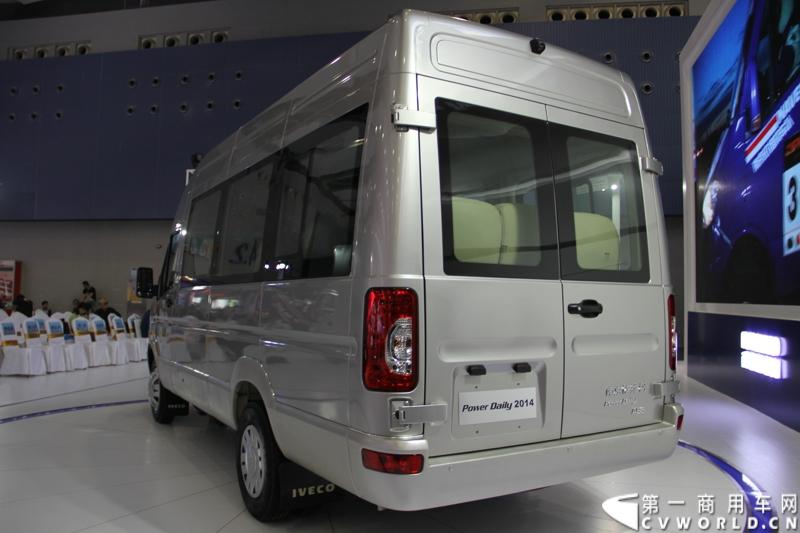 11月21日，为期10天的第十一届广州国际车展在热烈的氛围中拉开帷幕。本次车展以“引领方向 驾驭未来”为主题，来自全球各地的著名汽车厂商纷纷借此机会推出旗下新品，国内知名商用车制造企业南京依维柯双拳出击，重磅推出两款新品依维柯“Power daily2014”（“新宝迪2014”）和“跃进上骏X300”，成为商用车阵营中的一大亮点。图为依维柯“Power daily2014”新品发布。