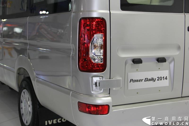 11月21日，为期10天的第十一届广州国际车展在热烈的氛围中拉开帷幕。本次车展以“引领方向 驾驭未来”为主题，来自全球各地的著名汽车厂商纷纷借此机会推出旗下新品，国内知名商用车制造企业南京依维柯双拳出击，重磅推出两款新品依维柯“Power daily2014”（“新宝迪2014”）和“跃进上骏X300”，成为商用车阵营中的一大亮点。图为依维柯“Power daily2014”新品发布。