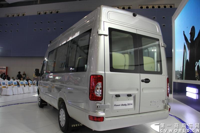 11月21日，为期10天的第十一届广州国际车展在热烈的氛围中拉开帷幕。本次车展以“引领方向 驾驭未来”为主题，来自全球各地的著名汽车厂商纷纷借此机会推出旗下新品，国内知名商用车制造企业南京依维柯双拳出击，重磅推出两款新品依维柯“Power daily2014”（“新宝迪2014”）和“跃进上骏X300”，成为商用车阵营中的一大亮点。图为依维柯“Power daily2014”新品发布。