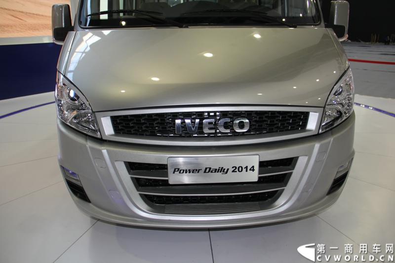 11月21日，为期10天的第十一届广州国际车展在热烈的氛围中拉开帷幕。本次车展以“引领方向 驾驭未来”为主题，来自全球各地的著名汽车厂商纷纷借此机会推出旗下新品，国内知名商用车制造企业南京依维柯双拳出击，重磅推出两款新品依维柯“Power daily2014”（“新宝迪2014”）和“跃进上骏X300”，成为商用车阵营中的一大亮点。图为依维柯“Power daily2014”新品发布。