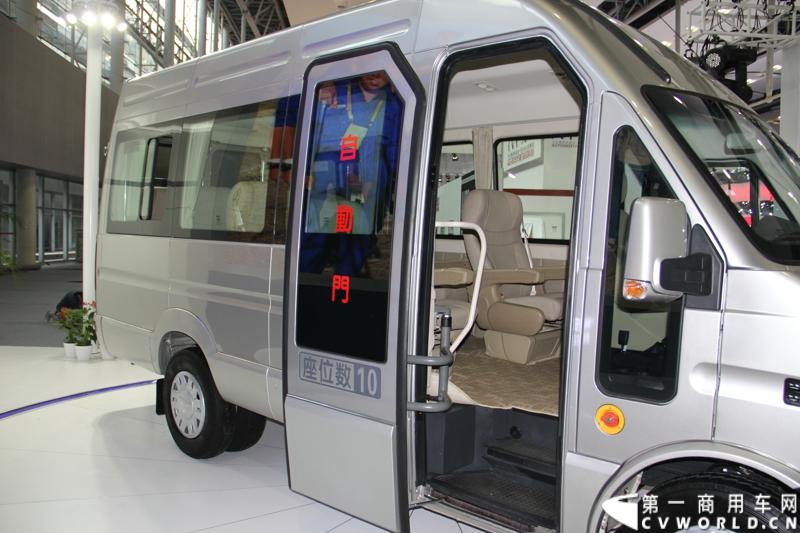 11月21日，为期10天的第十一届广州国际车展在热烈的氛围中拉开帷幕。本次车展以“引领方向 驾驭未来”为主题，来自全球各地的著名汽车厂商纷纷借此机会推出旗下新品，国内知名商用车制造企业南京依维柯双拳出击，重磅推出两款新品依维柯“Power daily2014”（“新宝迪2014”）和“跃进上骏X300”，成为商用车阵营中的一大亮点。图为依维柯“Power daily2014”新品发布。