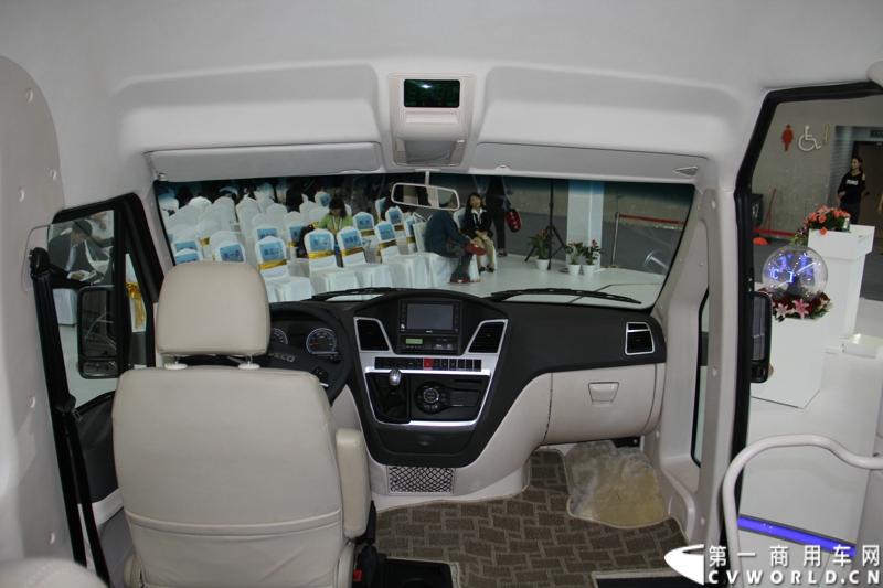 11月21日，为期10天的第十一届广州国际车展在热烈的氛围中拉开帷幕。本次车展以“引领方向 驾驭未来”为主题，来自全球各地的著名汽车厂商纷纷借此机会推出旗下新品，国内知名商用车制造企业南京依维柯双拳出击，重磅推出两款新品依维柯“Power daily2014”（“新宝迪2014”）和“跃进上骏X300”，成为商用车阵营中的一大亮点。图为依维柯“Power daily2014”新品发布。