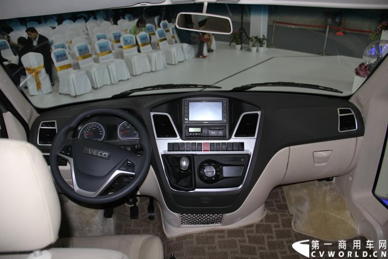 11月21日，为期10天的第十一届广州国际车展在热烈的氛围中拉开帷幕。本次车展以“引领方向 驾驭未来”为主题，来自全球各地的著名汽车厂商纷纷借此机会推出旗下新品，国内知名商用车制造企业南京依维柯双拳出击，重磅推出两款新品依维柯“Power daily2014”（“新宝迪2014”）和“跃进上骏X300”，成为商用车阵营中的一大亮点。图为依维柯“Power daily2014”新品发布。