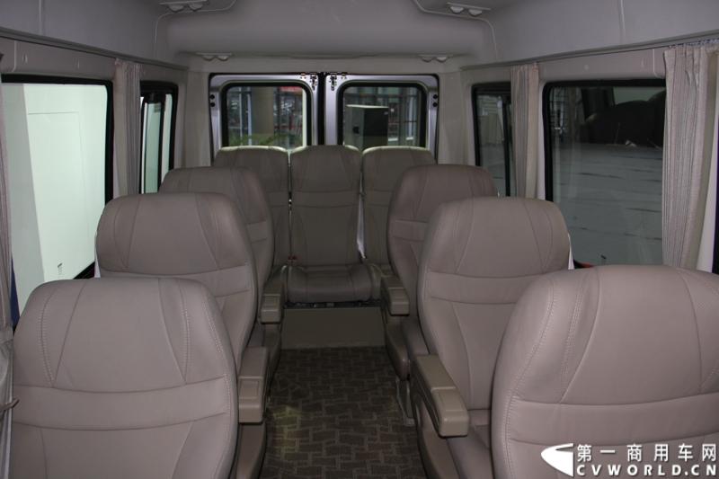 11月21日，为期10天的第十一届广州国际车展在热烈的氛围中拉开帷幕。本次车展以“引领方向 驾驭未来”为主题，来自全球各地的著名汽车厂商纷纷借此机会推出旗下新品，国内知名商用车制造企业南京依维柯双拳出击，重磅推出两款新品依维柯“Power daily2014”（“新宝迪2014”）和“跃进上骏X300”，成为商用车阵营中的一大亮点。图为依维柯“Power daily2014”新品发布。