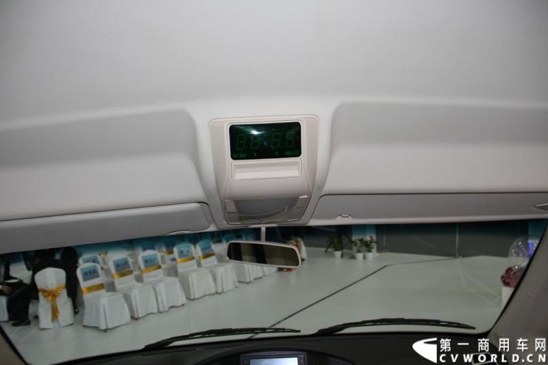 11月21日，为期10天的第十一届广州国际车展在热烈的氛围中拉开帷幕。本次车展以“引领方向 驾驭未来”为主题，来自全球各地的著名汽车厂商纷纷借此机会推出旗下新品，国内知名商用车制造企业南京依维柯双拳出击，重磅推出两款新品依维柯“Power daily2014”（“新宝迪2014”）和“跃进上骏X300”，成为商用车阵营中的一大亮点。图为依维柯“Power daily2014”新品发布。