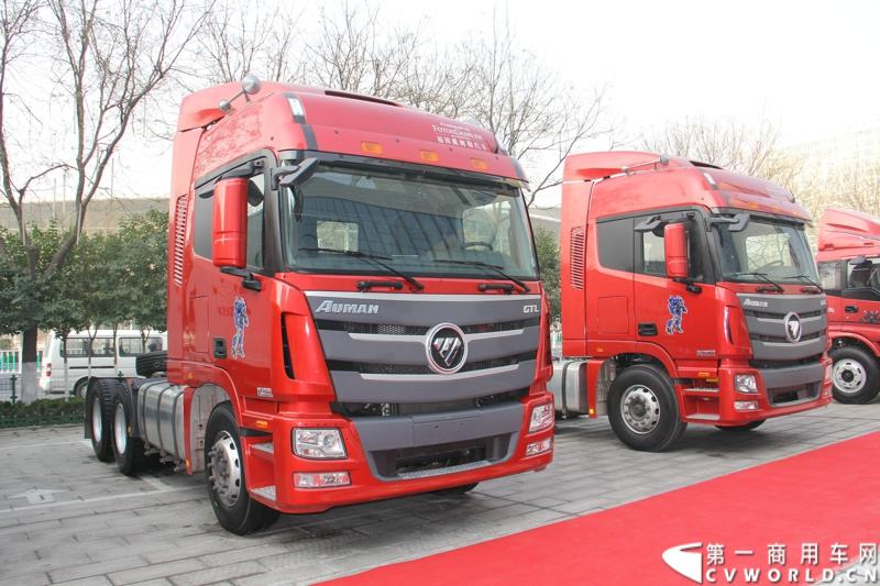 2013年12月7日，福田欧马可在山东潍坊举办以“一路相伴 畅享绿色生活”为主题的欧马可“退黄还绿”研讨会暨国V新品价值品鉴之旅活动，活动当天，欧马可国Ⅴ新品重装上市，体验营销活动更掀起价值风暴，使消费者充分领略了福田欧马可的品牌魅力。图为现场展示的欧曼GTL中高端重卡。