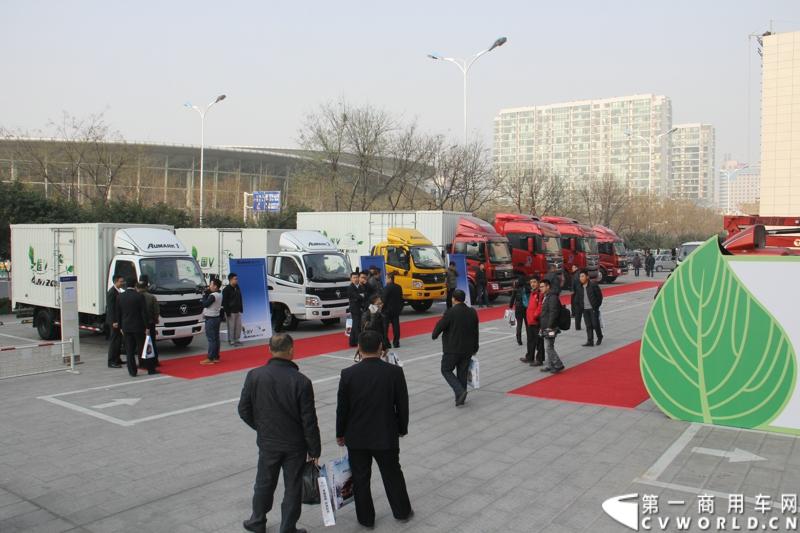 2013年12月7日，福田欧马可在山东潍坊举办以“一路相伴 畅享绿色生活”为主题的欧马可“退黄还绿”研讨会暨国V新品价值品鉴之旅活动，活动当天，欧马可国Ⅴ新品重装上市，体验营销活动更掀起价值风暴，使消费者充分领略了福田欧马可的品牌魅力。图为品鉴活动现场。

