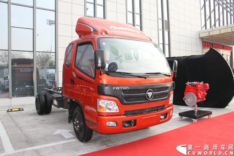 2013年12月7日，福田欧马可在山东潍坊举办以“一路相伴 畅享绿色生活”为主题的欧马可“退黄还绿”研讨会暨国V新品价值品鉴之旅活动，活动当天，欧马可国Ⅴ新品重装上市，体验营销活动更掀起价值风暴，使消费者充分领略了福田欧马可的品牌魅力。图为福田欧马可3系国五新品展示。