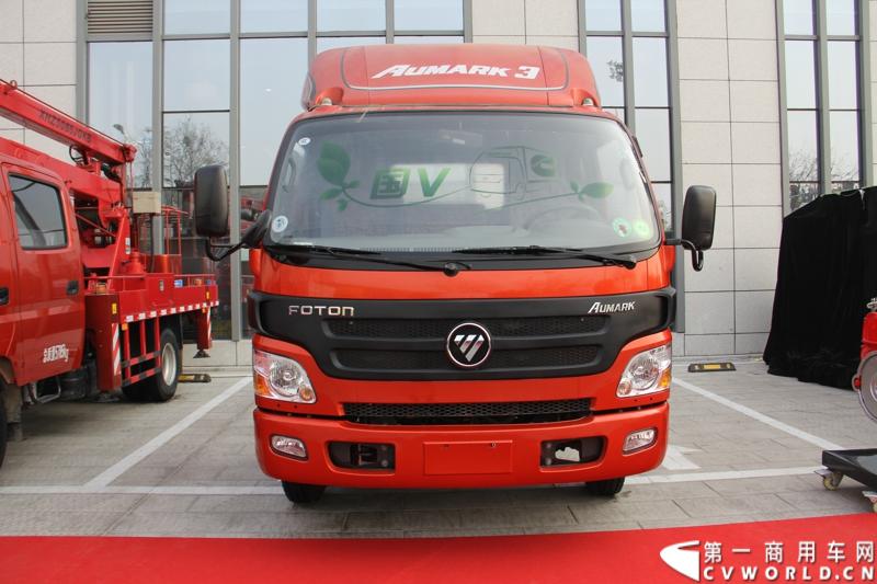 2013年12月7日，福田欧马可在山东潍坊举办以“一路相伴 畅享绿色生活”为主题的欧马可“退黄还绿”研讨会暨国V新品价值品鉴之旅活动，活动当天，欧马可国Ⅴ新品重装上市，体验营销活动更掀起价值风暴，使消费者充分领略了福田欧马可的品牌魅力。图为福田欧马可3系国五新品展示。