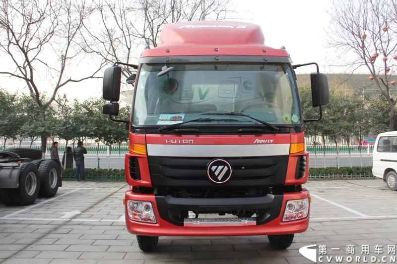 2013年12月7日，福田欧马可在山东潍坊举办以“一路相伴 畅享绿色生活”为主题的欧马可“退黄还绿”研讨会暨国V新品价值品鉴之旅活动，活动当天，欧马可国Ⅴ新品重装上市，体验营销活动更掀起价值风暴，使消费者充分领略了福田欧马可的品牌魅力。图为福田欧马可5系中卡展示。