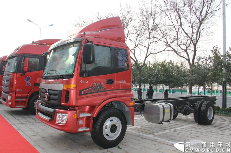 2013年12月7日，福田欧马可在山东潍坊举办以“一路相伴 畅享绿色生活”为主题的欧马可“退黄还绿”研讨会暨国V新品价值品鉴之旅活动，活动当天，欧马可国Ⅴ新品重装上市，体验营销活动更掀起价值风暴，使消费者充分领略了福田欧马可的品牌魅力。图为福田欧马可5系中卡展示。