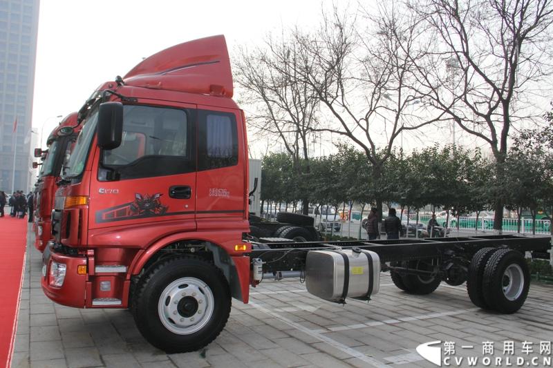 2013年12月7日，福田欧马可在山东潍坊举办以“一路相伴 畅享绿色生活”为主题的欧马可“退黄还绿”研讨会暨国V新品价值品鉴之旅活动，活动当天，欧马可国Ⅴ新品重装上市，体验营销活动更掀起价值风暴，使消费者充分领略了福田欧马可的品牌魅力。图为福田欧马可5系中卡展示。