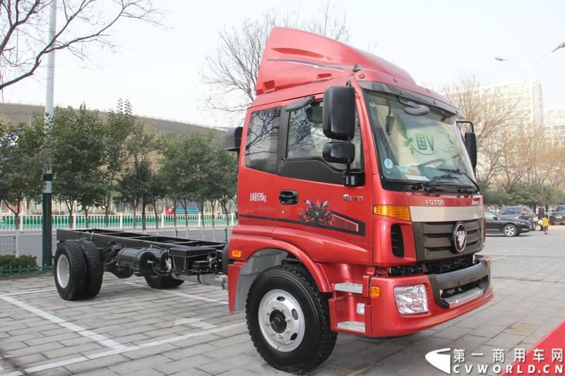 2013年12月7日，福田欧马可在山东潍坊举办以“一路相伴 畅享绿色生活”为主题的欧马可“退黄还绿”研讨会暨国V新品价值品鉴之旅活动，活动当天，欧马可国Ⅴ新品重装上市，体验营销活动更掀起价值风暴，使消费者充分领略了福田欧马可的品牌魅力。图为福田欧马可5系中卡展示。