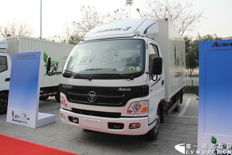 2013年12月7日，福田欧马可在山东潍坊举办以“一路相伴 畅享绿色生活”为主题的欧马可“退黄还绿”研讨会暨国V新品价值品鉴之旅活动，活动当天，欧马可国Ⅴ新品重装上市，体验营销活动更掀起价值风暴，使消费者充分领略了福田欧马可的品牌魅力。图为欧马可1系厢式货车展示。