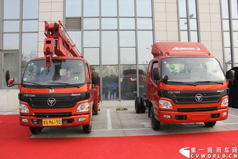 2013年12月7日，福田欧马可在山东潍坊举办以“一路相伴 畅享绿色生活”为主题的欧马可“退黄还绿”研讨会暨国V新品价值品鉴之旅活动，活动当天，欧马可国Ⅴ新品重装上市，体验营销活动更掀起价值风暴，使消费者充分领略了福田欧马可的品牌魅力。图为福田欧马可国五新品展示。