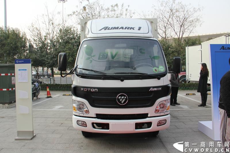 2013年12月7日，福田欧马可在山东潍坊举办以“一路相伴 畅享绿色生活”为主题的欧马可“退黄还绿”研讨会暨国V新品价值品鉴之旅活动，活动当天，欧马可国Ⅴ新品重装上市，体验营销活动更掀起价值风暴，使消费者充分领略了福田欧马可的品牌魅力。图为欧马可1系厢式货车展示。