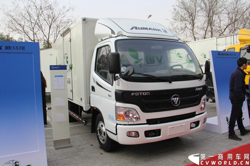 2013年12月7日，福田欧马可在山东潍坊举办以“一路相伴 畅享绿色生活”为主题的欧马可“退黄还绿”研讨会暨国V新品价值品鉴之旅活动，活动当天，欧马可国Ⅴ新品重装上市，体验营销活动更掀起价值风暴，使消费者充分领略了福田欧马可的品牌魅力。图为欧马可1系厢式货车展示。