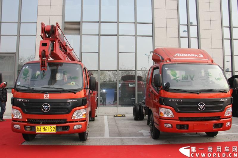 2013年12月7日，福田欧马可在山东潍坊举办以“一路相伴 畅享绿色生活”为主题的欧马可“退黄还绿”研讨会暨国V新品价值品鉴之旅活动，活动当天，欧马可国Ⅴ新品重装上市，体验营销活动更掀起价值风暴，使消费者充分领略了福田欧马可的品牌魅力。图为福田欧马可国五新品展示。