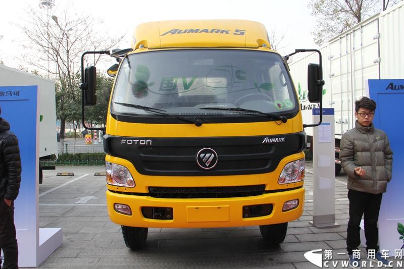 2013年12月7日，福田欧马可在山东潍坊举办以“一路相伴 畅享绿色生活”为主题的欧马可“退黄还绿”研讨会暨国V新品价值品鉴之旅活动，活动当天，欧马可国Ⅴ新品重装上市，体验营销活动更掀起价值风暴，使消费者充分领略了福田欧马可的品牌魅力。图为欧马可5系大轻卡展示。